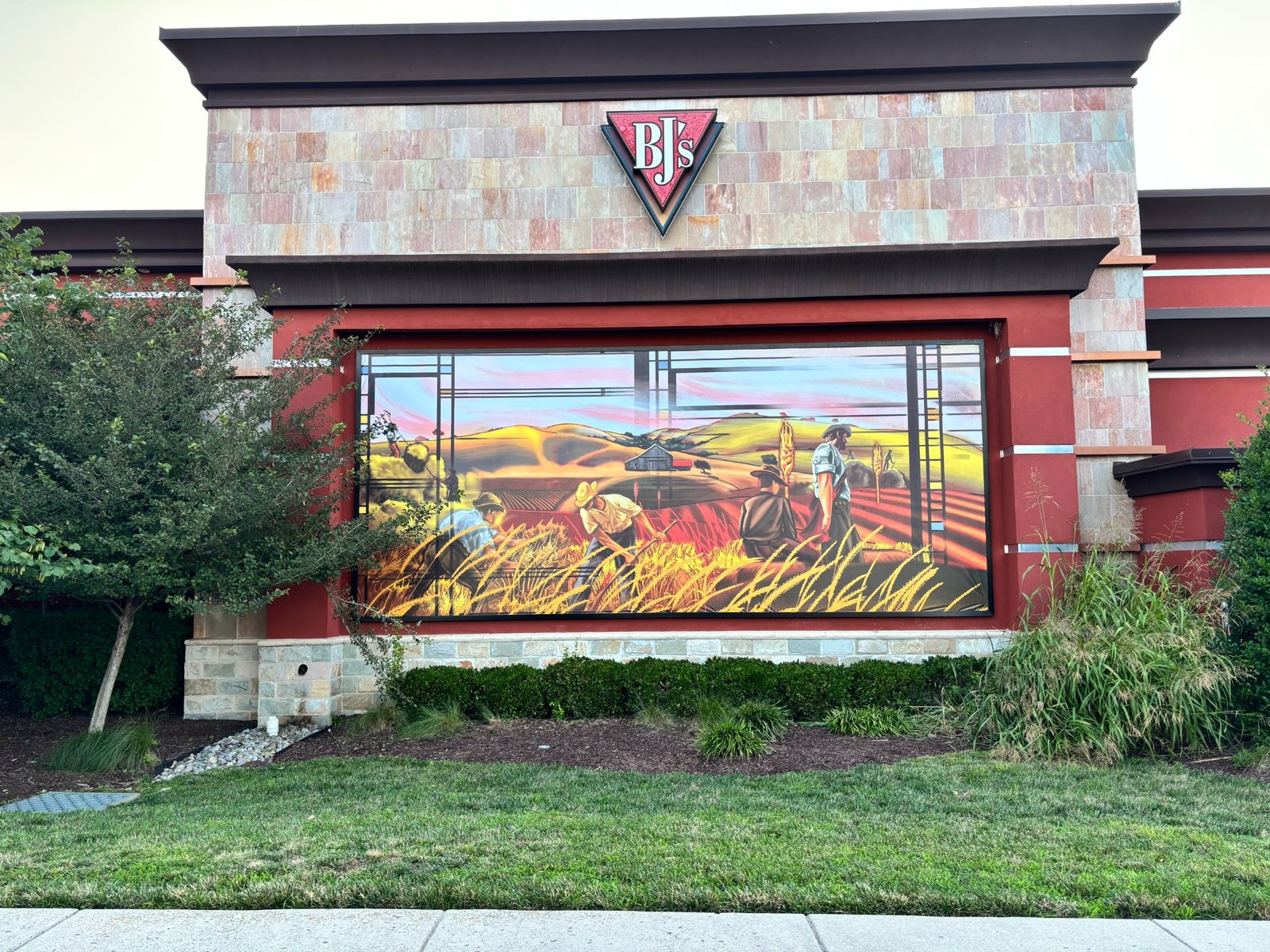 BJ's Restaurant and Brewhouse exterior mural installation