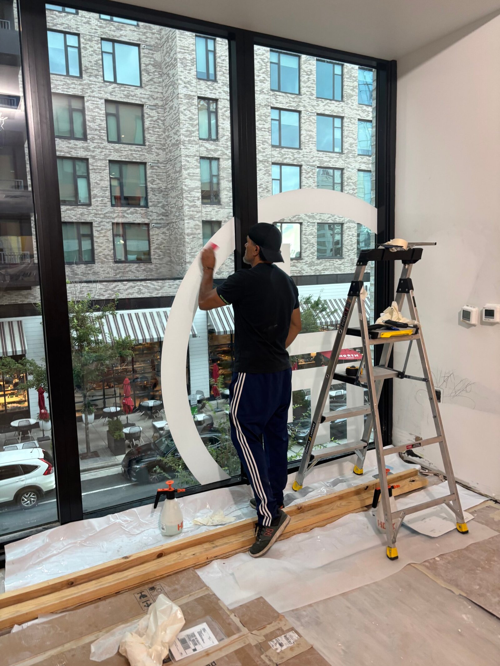 Installer applying a circular window graphic